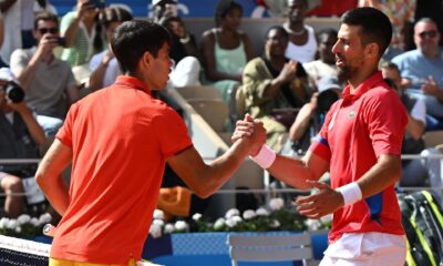 Novak Djokovic y Carlos Alcaraz tras la final individual masculina de tenis de los Juegos Olímpicos de París 2024 este domingo, en la capital gala. EFE/EPA/CAROLINE BLUMBERG