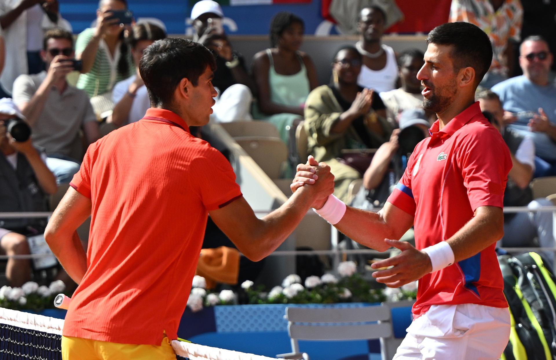 Novak Djokovic y Carlos Alcaraz tras la final individual masculina de tenis de los Juegos Olímpicos de París 2024 este domingo, en la capital gala. EFE/EPA/CAROLINE BLUMBERG