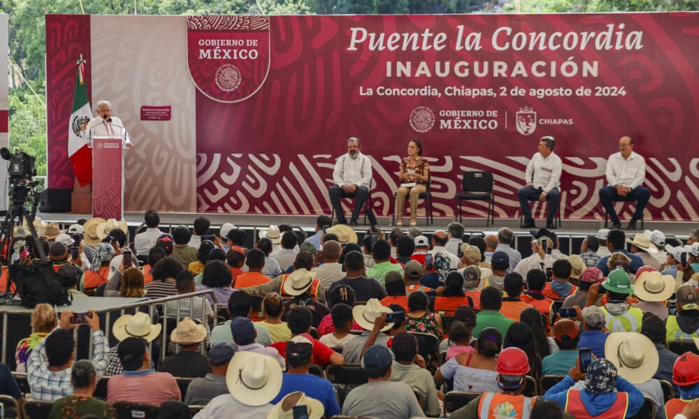 El presidente de México, Andrés Manuel López Obrador (i), habla durante un acto protocolario este viernes, en el municipio de la Concordia, en Chiapas (México). EFE/ Carlos López