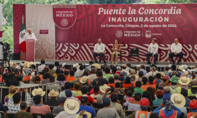 El presidente de México, Andrés Manuel López Obrador (i), habla durante un acto protocolario este viernes, en el municipio de la Concordia, en Chiapas (México). EFE/ Carlos López