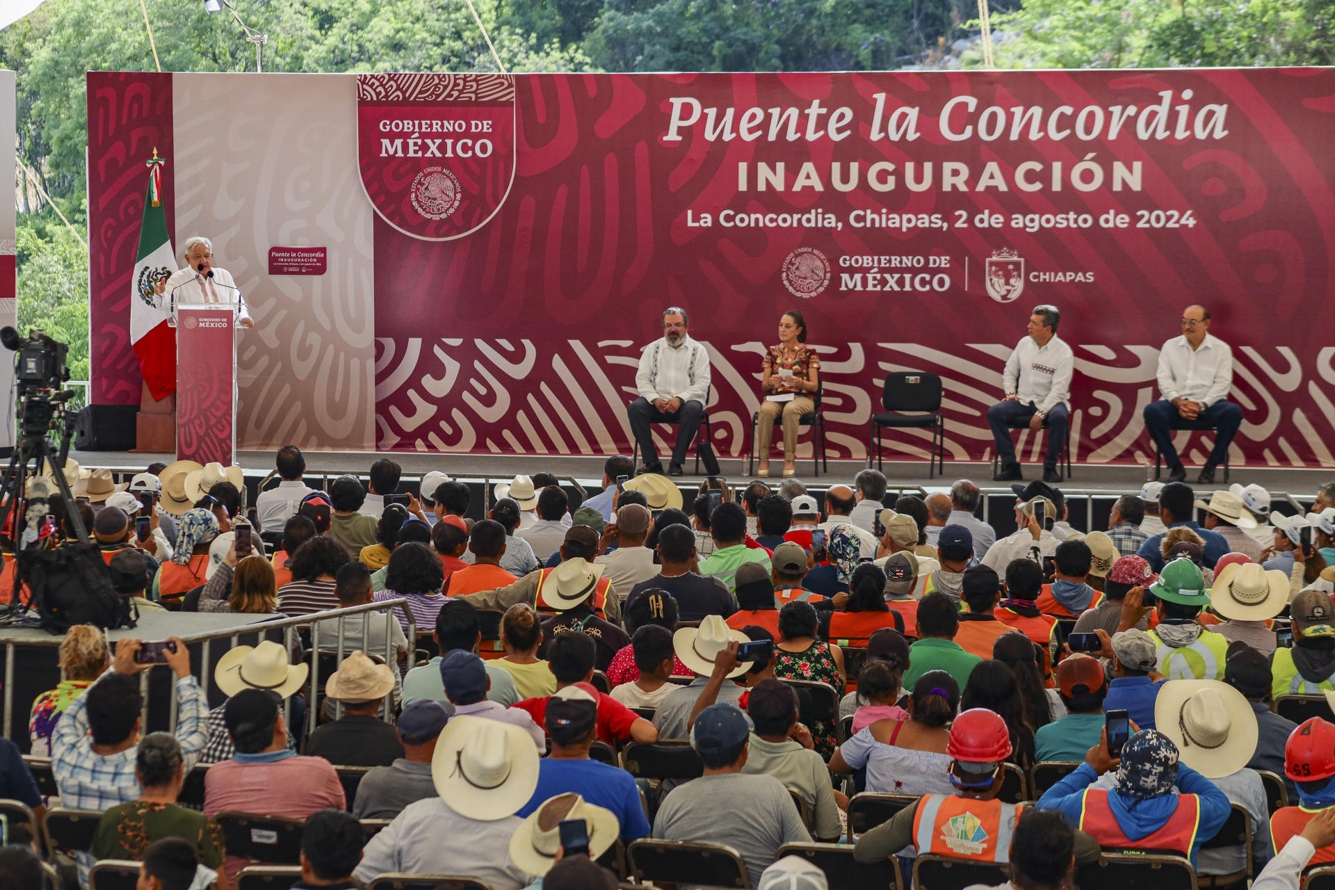 El presidente de México, Andrés Manuel López Obrador (i), habla durante un acto protocolario este viernes, en el municipio de la Concordia, en Chiapas (México). EFE/ Carlos López