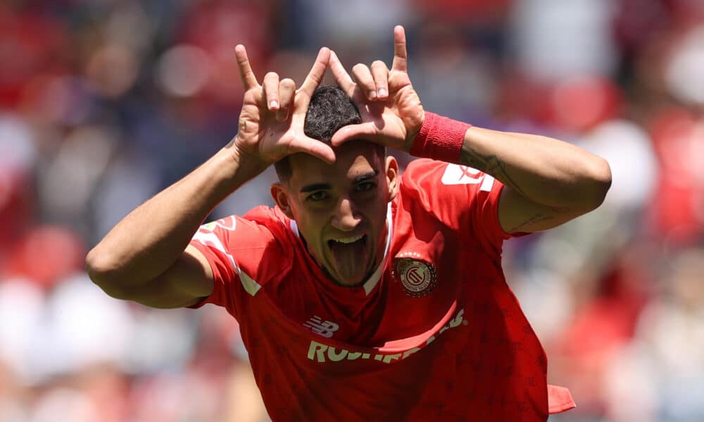 Imagen de archivo de Andrés Pereira, del Toluca, celebrando después de anotar un gol en el estadio Nemesio Diez en Toluca (México). EFE/ Alex Cruz