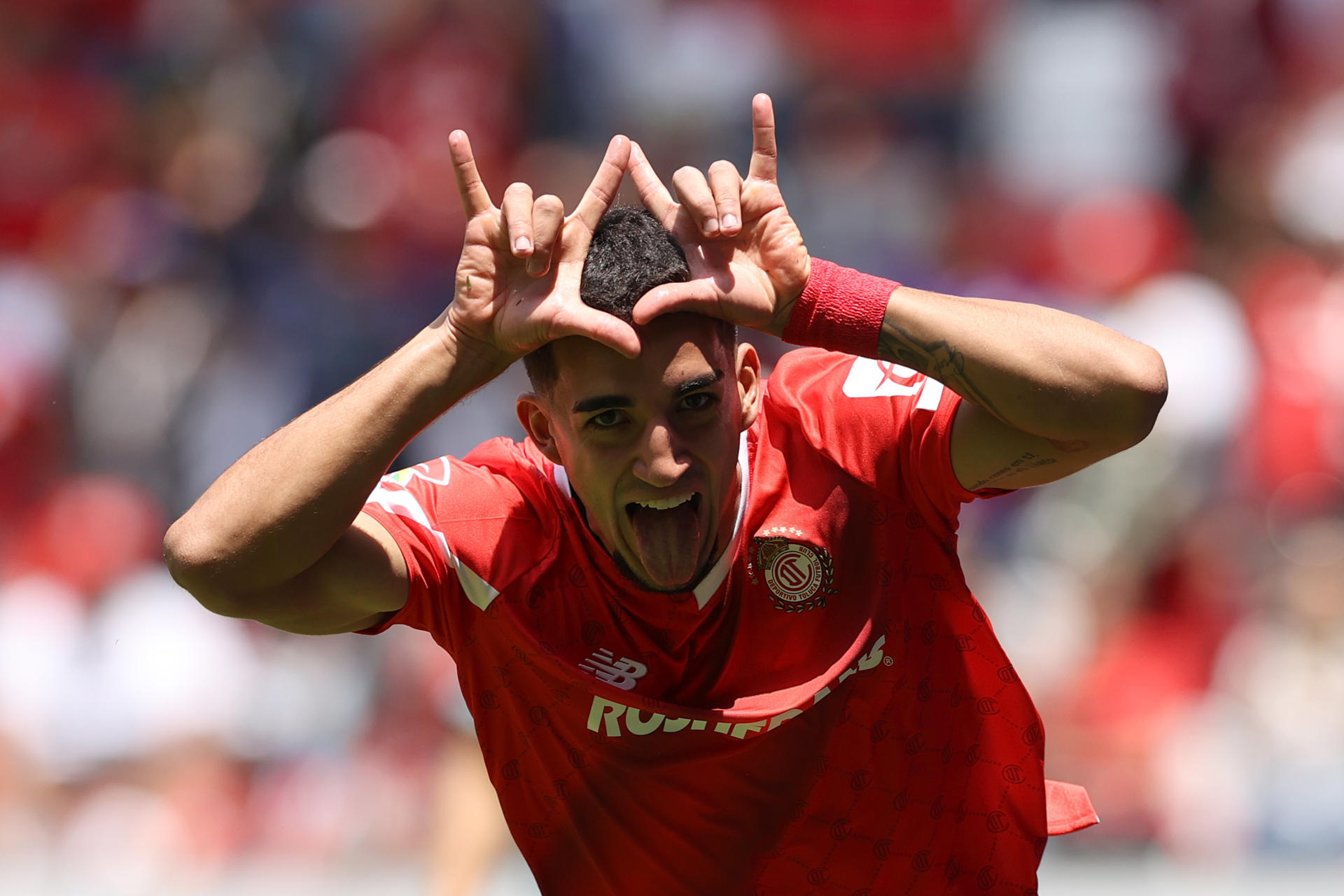 Imagen de archivo de Andrés Pereira, del Toluca, celebrando después de anotar un gol en el estadio Nemesio Diez en Toluca (México). EFE/ Alex Cruz