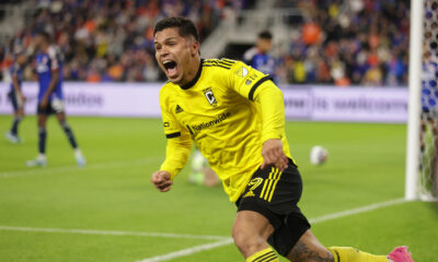 Fotografía de archivo en la que se registró al colombiano Juan Camilo 'Cucho' Hernández, al celebrar uno de sus goles con el Columbus Crew, durante un partido de la MLS, en el TQL Stadium de Cincinnati (Ohio, EE.UU.). Hernández anotó dos goles e hizo una asistencia en el triunfo de su equipo por 3-1 sobre Los Angeles FC en la final de la Leagues Cup. EFE/Mark Lyons