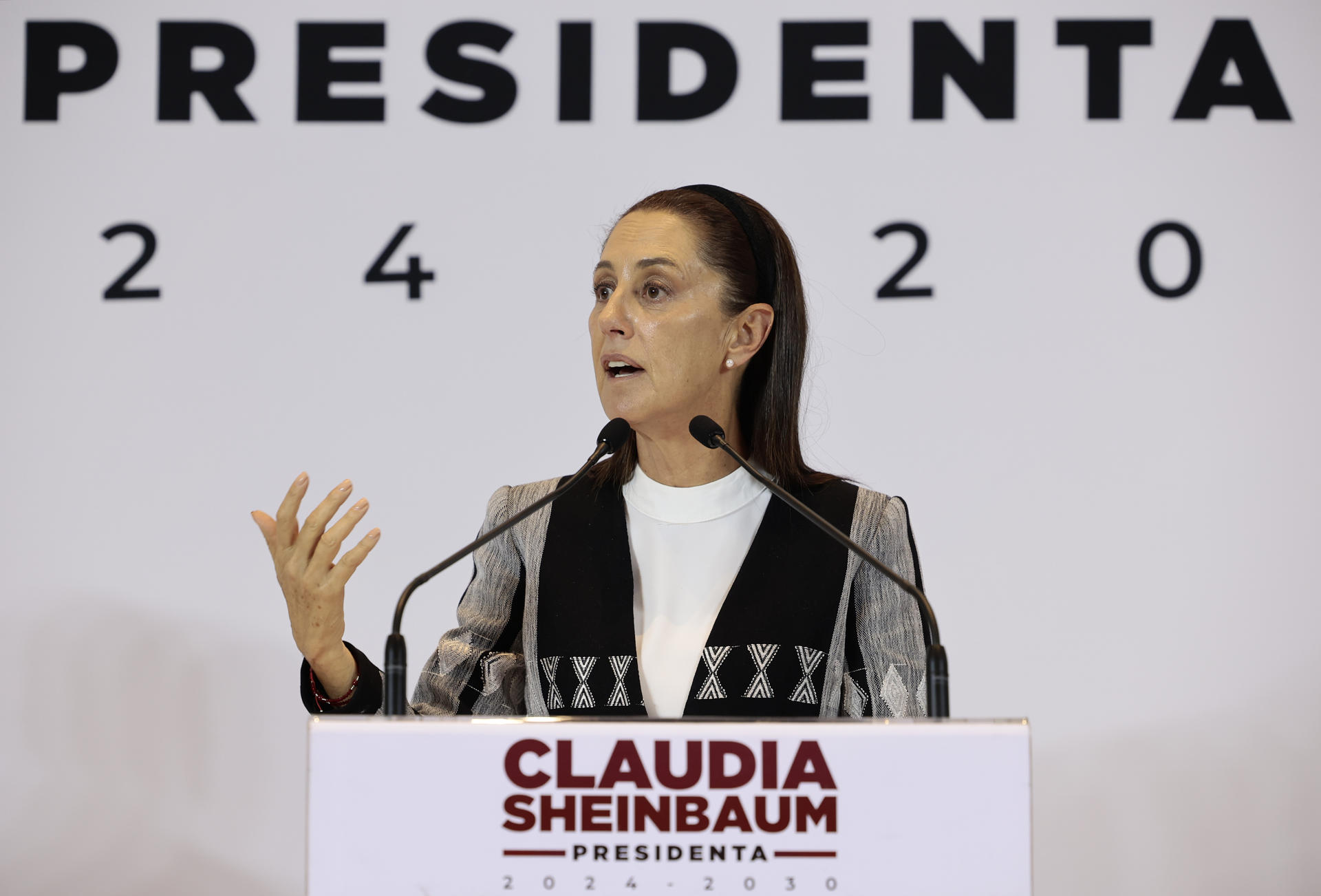 La presidenta electa de México, Claudia Sheinbaum, habla durante una conferencia de prensa este lunes en Ciudad de México (México). EFE/José Méndez