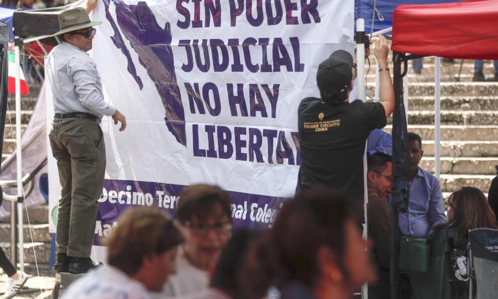 Jueces y trabajadores del Poder Judicial, se mantienen en paro este jueves en contra de la reforma judicial en la Ciudad de México (México). EFE/ Isaac Esquivel