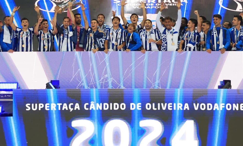 La Supercopa de Portugal 2024 quedó este sábado en poder del Oporto tras una electrizante final que ganó por 3-4 al Sporting en el Estadio Municipal de Aveiro. EFE/EPA/ESTELA SILVA