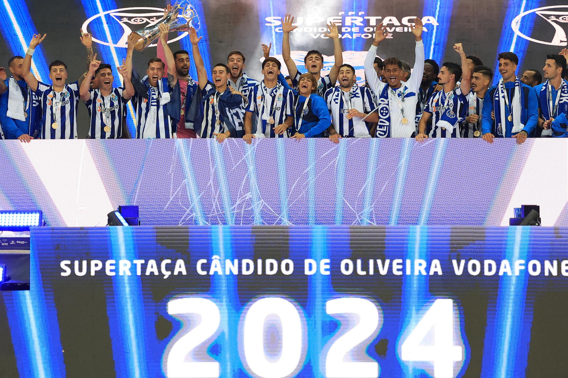 La Supercopa de Portugal 2024 quedó este sábado en poder del Oporto tras una electrizante final que ganó por 3-4 al Sporting en el Estadio Municipal de Aveiro. EFE/EPA/ESTELA SILVA