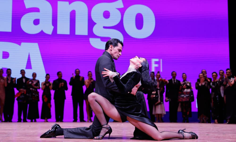 Sebastián Martínez y Ayelén Morando compiten durante la final del Mundial de Tango este martes, en Buenos Aires (Argentina). EFE/ Juan Ignacio Roncoroni