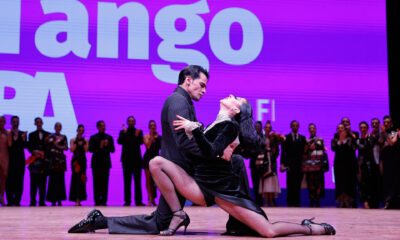 Sebastián Martínez y Ayelén Morando compiten durante la final del Mundial de Tango este martes, en Buenos Aires (Argentina). EFE/ Juan Ignacio Roncoroni