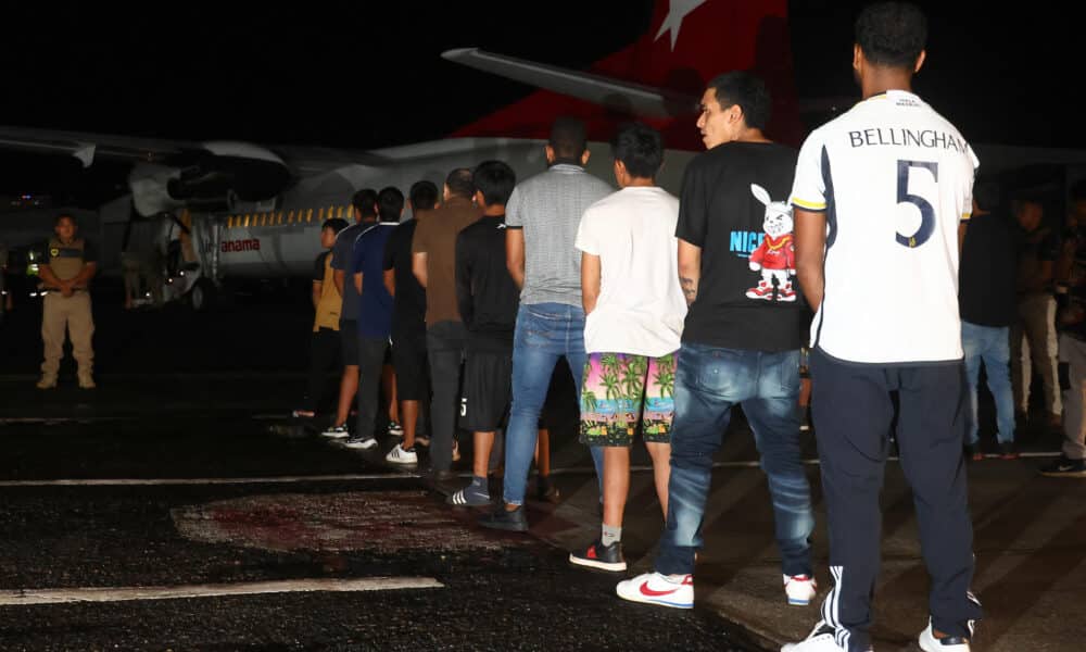 Ciudadanos de nacionalidad ecuatoriana son deportados este jueves 29 de agosto de 2024 desde el Aeropuerto Marcos A. Gelabert, en el lado Pacífico del canal de Panamá (Panamá), con destino a la ciudad portuaria de Manta, en Ecuador. EFE/Gabriel Rodríguez