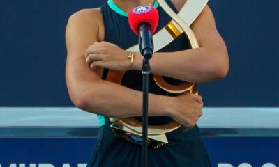 Paula Badosa sostiene el trofeo de campeona del WTA 500 de Washington. EFE/EPA/WILL OLIVER