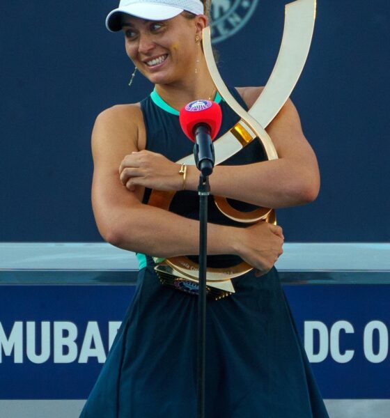 Paula Badosa sostiene el trofeo de campeona del WTA 500 de Washington. EFE/EPA/WILL OLIVER