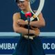 Paula Badosa sostiene el trofeo de campeona del WTA 500 de Washington. EFE/EPA/WILL OLIVER