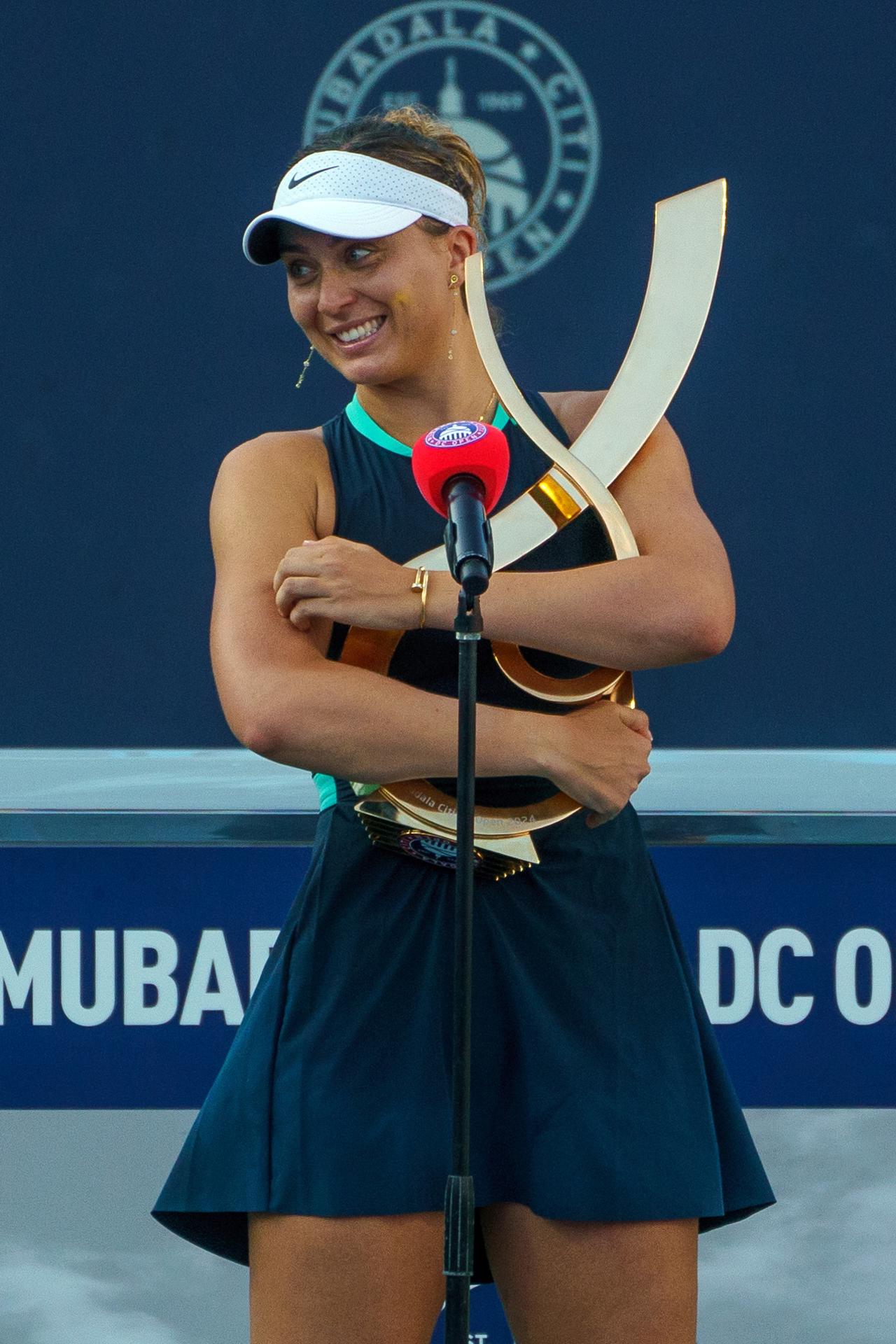 Paula Badosa sostiene el trofeo de campeona del WTA 500 de Washington. EFE/EPA/WILL OLIVER