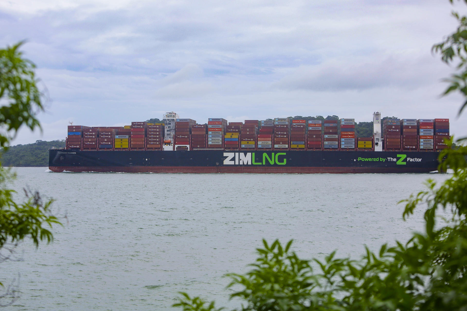 Un buque de carga transita por el Canal de Panamá, este jueves en Ciudad de Panamá (Panamá). EFE/ Carlos Lemos