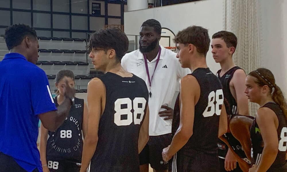 El pívot Neemías Queta, de los Boston Celtics, primer portugués en llegar a la NBA, durante el campamento de baloncesto para niños que lleva su nombre en Portugal.EFE/Susana Samhan