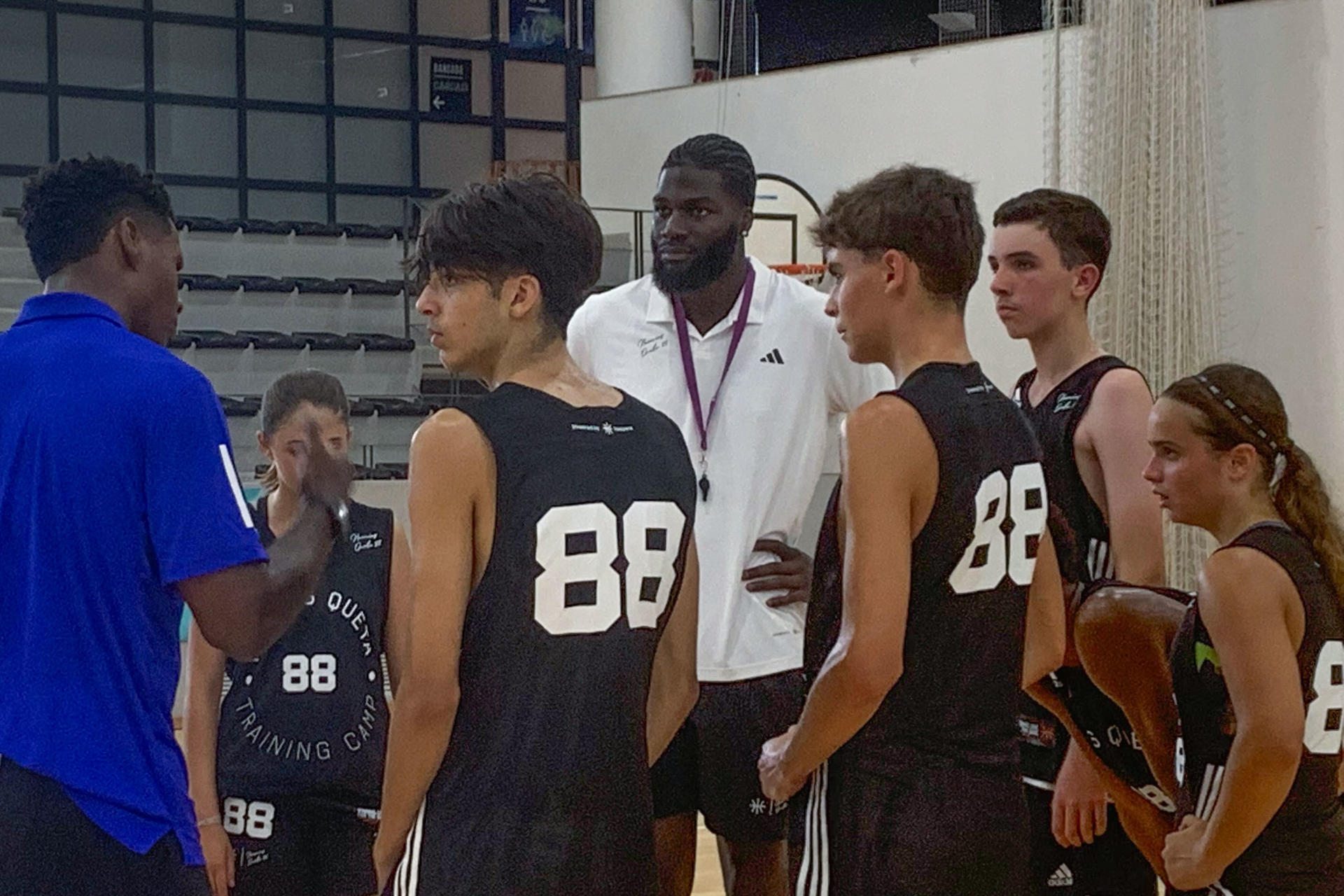 El pívot Neemías Queta, de los Boston Celtics, primer portugués en llegar a la NBA, durante el campamento de baloncesto para niños que lleva su nombre en Portugal.EFE/Susana Samhan