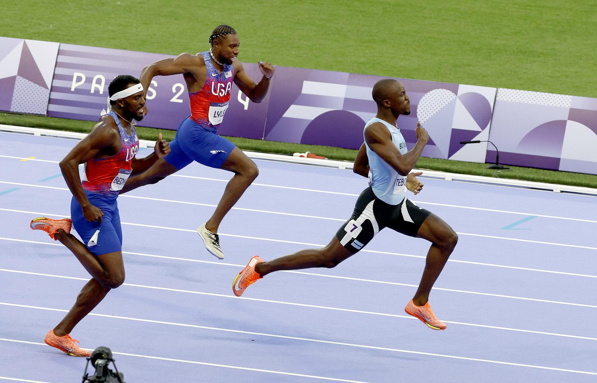 El botsuanés Letsile Tebogo gana la final de 200 metros de los Juegos Olímpicos de París 2024. EFE/EPA/FRANCK ROBICHON