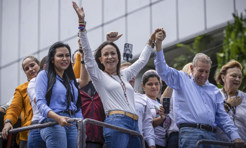 La líder opositora venezolana María Corina Machado (centro) y el candidato a la presidencia de Venezuela Edmundo González Urrutia (derecha) participan en una manifestación de apoyo este martes 30 de julio de 2024 en Caracas. EFE/ Henry Chirinos