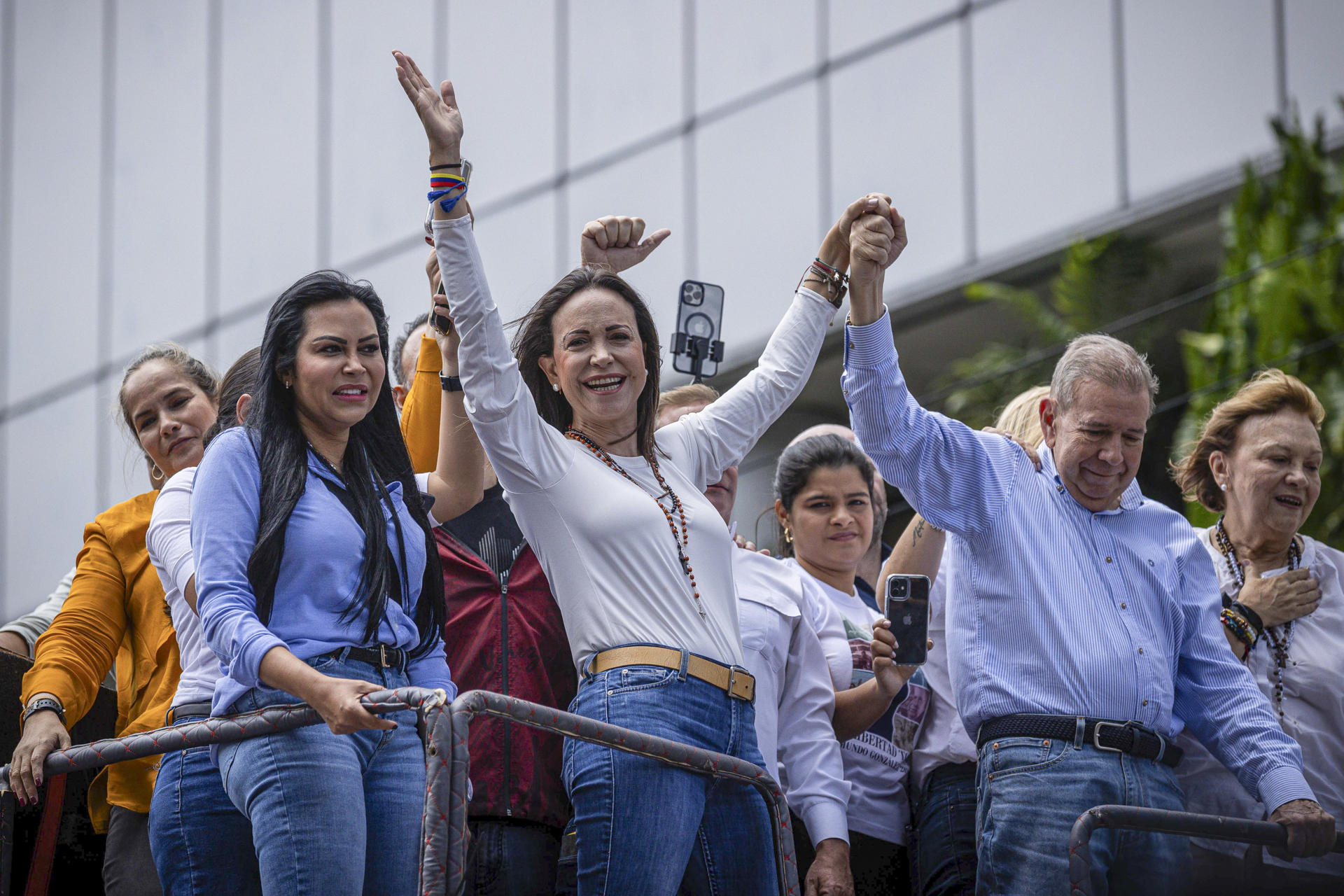 La líder opositora venezolana María Corina Machado (centro) y el candidato a la presidencia de Venezuela Edmundo González Urrutia (derecha) participan en una manifestación de apoyo este martes 30 de julio de 2024 en Caracas. EFE/ Henry Chirinos