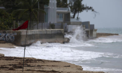 Una bandera muestra los fuertes vientos en la Playa de Ocean Park, este martes 13 de agosto de 2024 en San Juan (Puerto Rico), provocados por la tormenta tropical Ernesto. EFE/ Thais Llorca