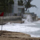 Una bandera muestra los fuertes vientos en la Playa de Ocean Park, este martes 13 de agosto de 2024 en San Juan (Puerto Rico), provocados por la tormenta tropical Ernesto. EFE/ Thais Llorca