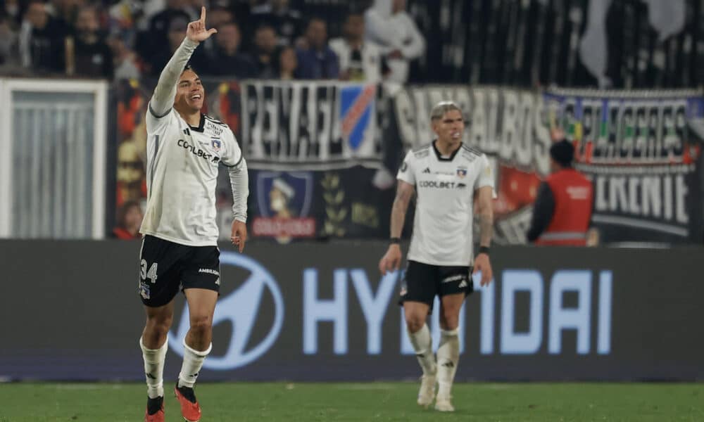 Vicente Pizarro, de Colo Colo, celebra el gol que le dio el triunfo a su equipo ante el Junior colombiano, este martes, en la ida de octavos de final de la Copa Libertadores en el estadio Monumental de Chile. EFE/ Elvis González