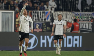 Vicente Pizarro, de Colo Colo, celebra el gol que le dio el triunfo a su equipo ante el Junior colombiano, este martes, en la ida de octavos de final de la Copa Libertadores en el estadio Monumental de Chile. EFE/ Elvis González