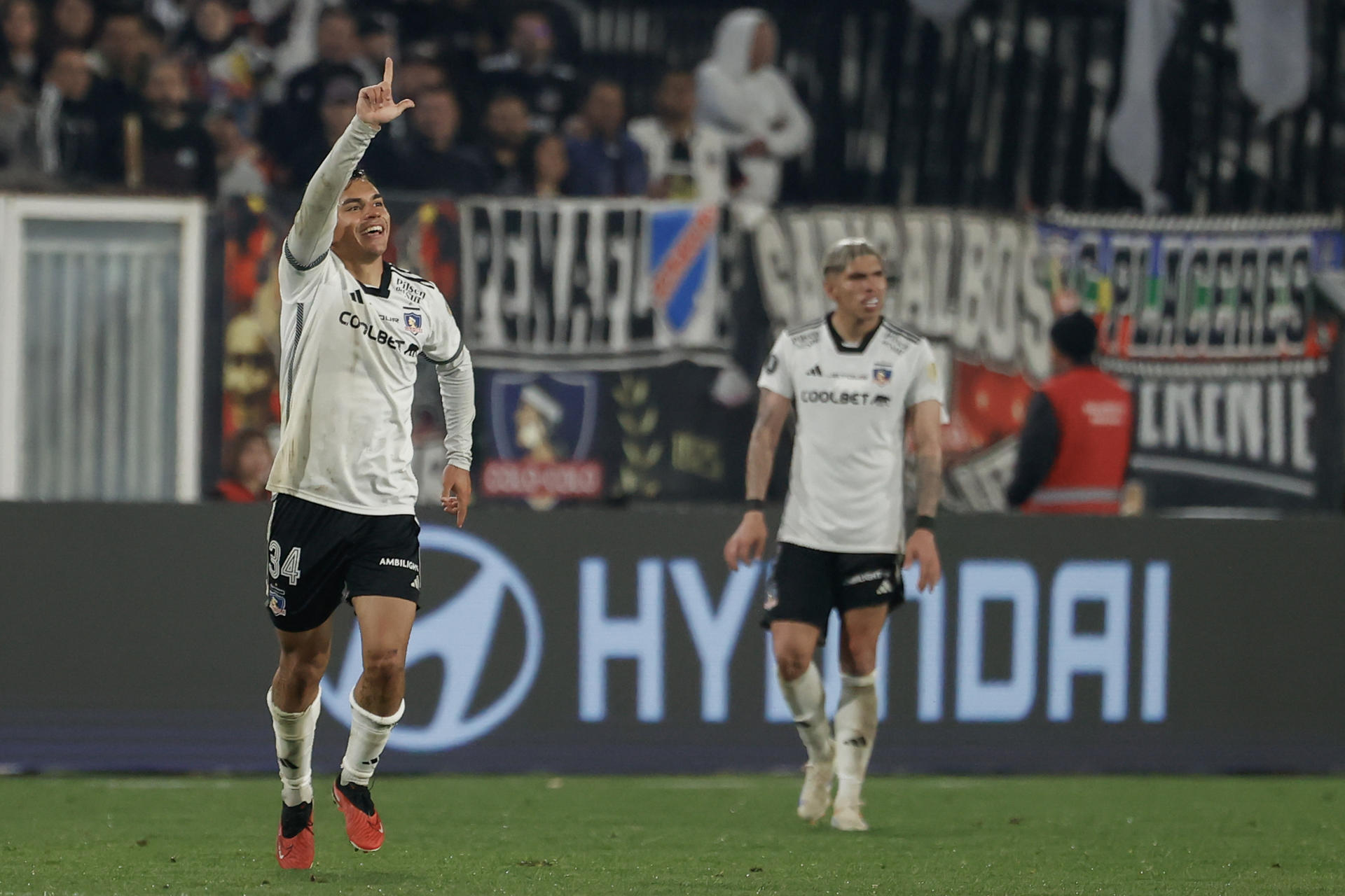 Vicente Pizarro, de Colo Colo, celebra el gol que le dio el triunfo a su equipo ante el Junior colombiano, este martes, en la ida de octavos de final de la Copa Libertadores en el estadio Monumental de Chile. EFE/ Elvis González