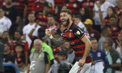 Léo Pereira, defensa central de Flamengo, fue registrado este jueves, 14 de agosto al celebrar un gol que le anotó a Bolívar, durante el partido de ida de esta lleva de los octavos de final de la Copa Libertadores, en el estadio de Maracaná de Río de Janeiro (Brasil). EFE/Antonio Lacerda