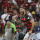 Léo Pereira, defensa central de Flamengo, fue registrado este jueves, 14 de agosto al celebrar un gol que le anotó a Bolívar, durante el partido de ida de esta lleva de los octavos de final de la Copa Libertadores, en el estadio de Maracaná de Río de Janeiro (Brasil). EFE/Antonio Lacerda