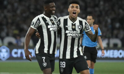 Luiz Henrique (i) e Igor Jesus de Botafogo celebran un gol ante Palmeiras en el partido de ida de octavos de final de la Copa Libertadores. EFE/ André Coelho