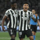 Luiz Henrique (i) e Igor Jesus de Botafogo celebran un gol ante Palmeiras en el partido de ida de octavos de final de la Copa Libertadores. EFE/ André Coelho