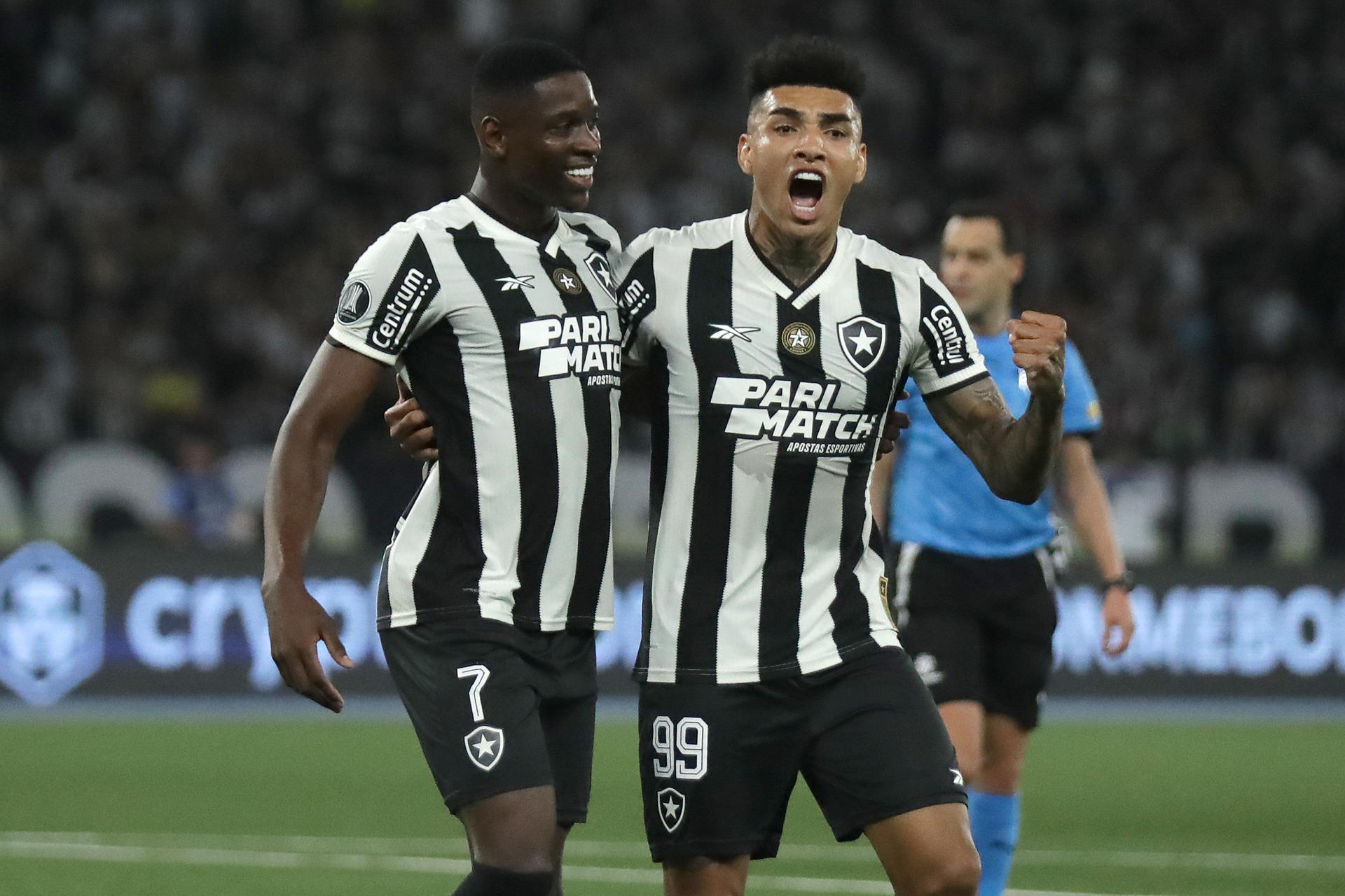 Luiz Henrique (i) e Igor Jesus de Botafogo celebran un gol ante Palmeiras en el partido de ida de octavos de final de la Copa Libertadores. EFE/ André Coelho