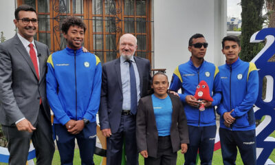 Fotografía de archivo, tomada el pasado 17 de abril, en la que se registró al ministro de Deporte de Ecuador, Andrés Guschmer (1-i); el embajador de Francia en Ecuador, Frédéric Desagneaux (3-i), la lanzadora de disco paralímpica Estefany López (3-d) y el fondista Jimmy Caicedo (2-d), junto a sus guías, durante la presentación de la delegación ecuatoriana que participará en los Juegos Paralímpicos de París 2024, en Quito (Ecuador). EFE/Susana Madera