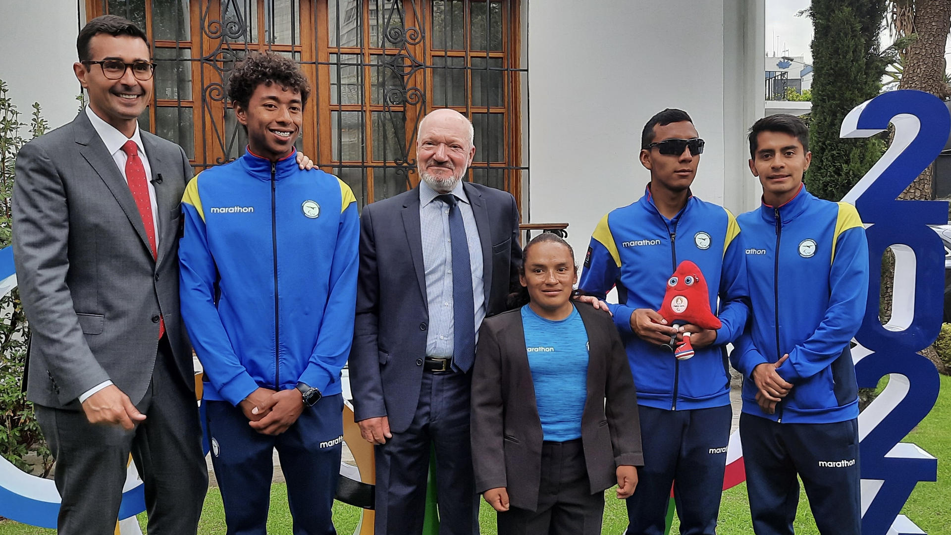 Fotografía de archivo, tomada el pasado 17 de abril, en la que se registró al ministro de Deporte de Ecuador, Andrés Guschmer (1-i); el embajador de Francia en Ecuador, Frédéric Desagneaux (3-i), la lanzadora de disco paralímpica Estefany López (3-d) y el fondista Jimmy Caicedo (2-d), junto a sus guías, durante la presentación de la delegación ecuatoriana que participará en los Juegos Paralímpicos de París 2024, en Quito (Ecuador). EFE/Susana Madera