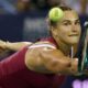 La bielorrusa Aryna Sabalenka, número tres del ránking mundial, se clasificó este viernes para las semifinales del WTA 500 de Washington al derrotar a su compatriota Viktoria Azarenka. EFE/EPA/WILL OLIVER