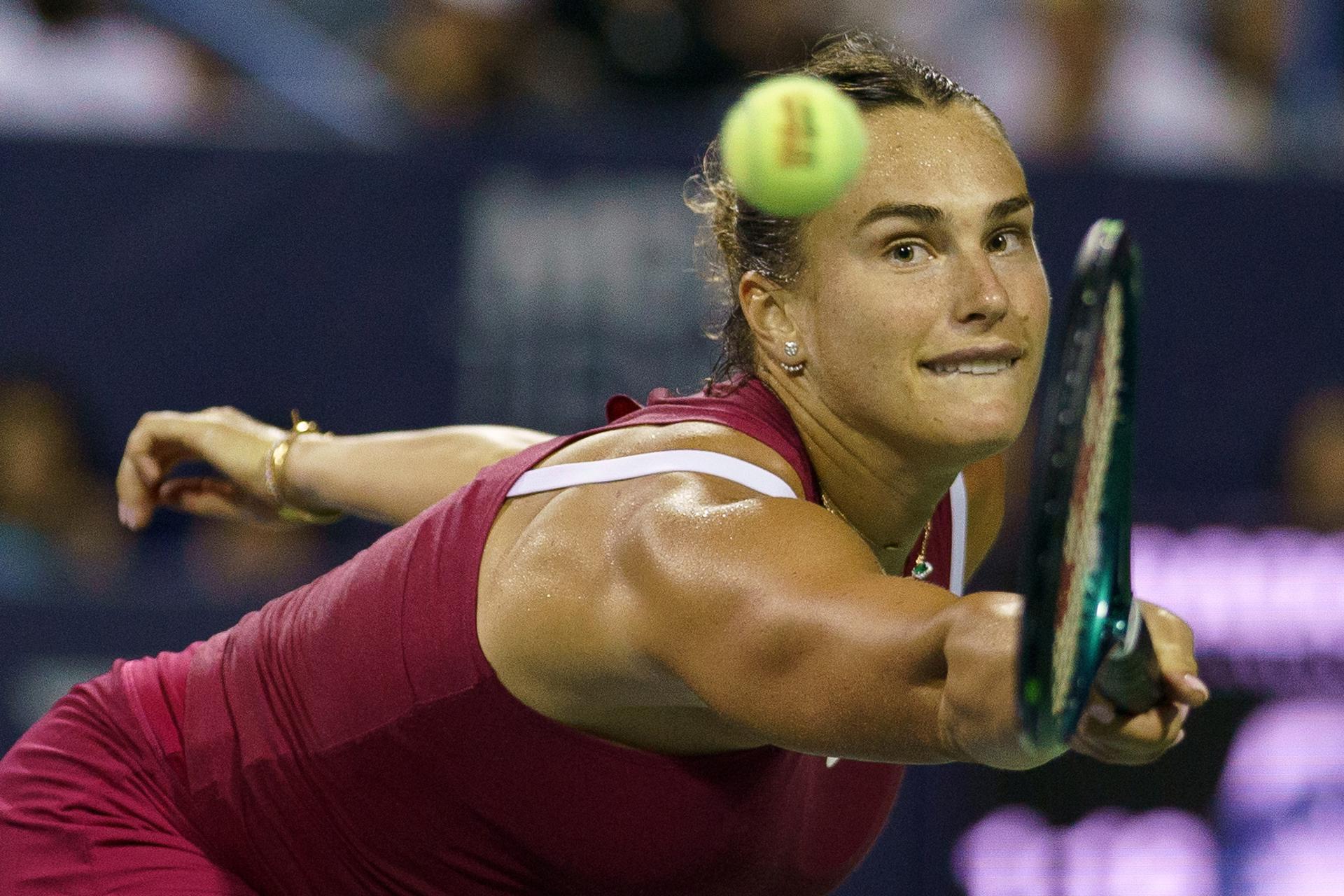 La bielorrusa Aryna Sabalenka, número tres del ránking mundial, se clasificó este viernes para las semifinales del WTA 500 de Washington al derrotar a su compatriota Viktoria Azarenka. EFE/EPA/WILL OLIVER