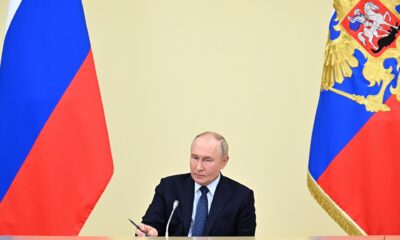 El presidente ruso, Vladimir Putin, sostiene una reunión con miembros del gobierno en la residencia estatal de Novo-Ogaryovo, en las afueras de Moscú, Rusia, 07 de agosto de 2024. Vladimir Putin calificó el bombardeo ucraniano de la región de Kursk como una provocación a gran escala y dijo que discutiría estos temas con los jefes de las agencias de seguridad y el Estado Mayor. (Rusia, Ucrania, Moscú) EFE/EPA/SERGEY BOBYLEV / SPUTNIK / KREMLIN POOL CRÉDITO OBLIGATORIO