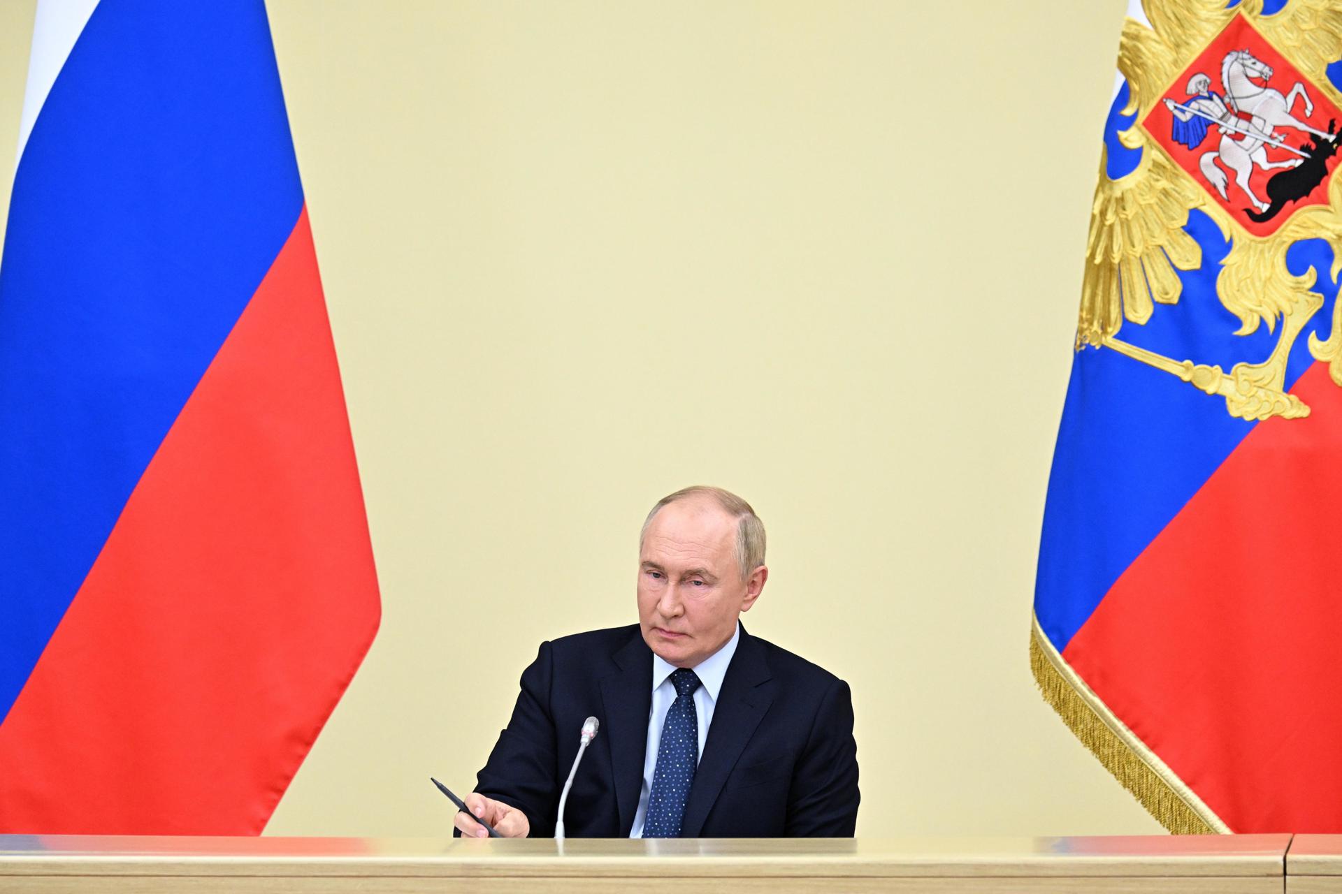 El presidente ruso, Vladimir Putin, sostiene una reunión con miembros del gobierno en la residencia estatal de Novo-Ogaryovo, en las afueras de Moscú, Rusia, 07 de agosto de 2024. Vladimir Putin calificó el bombardeo ucraniano de la región de Kursk como una provocación a gran escala y dijo que discutiría estos temas con los jefes de las agencias de seguridad y el Estado Mayor. (Rusia, Ucrania, Moscú) EFE/EPA/SERGEY BOBYLEV / SPUTNIK / KREMLIN POOL CRÉDITO OBLIGATORIO