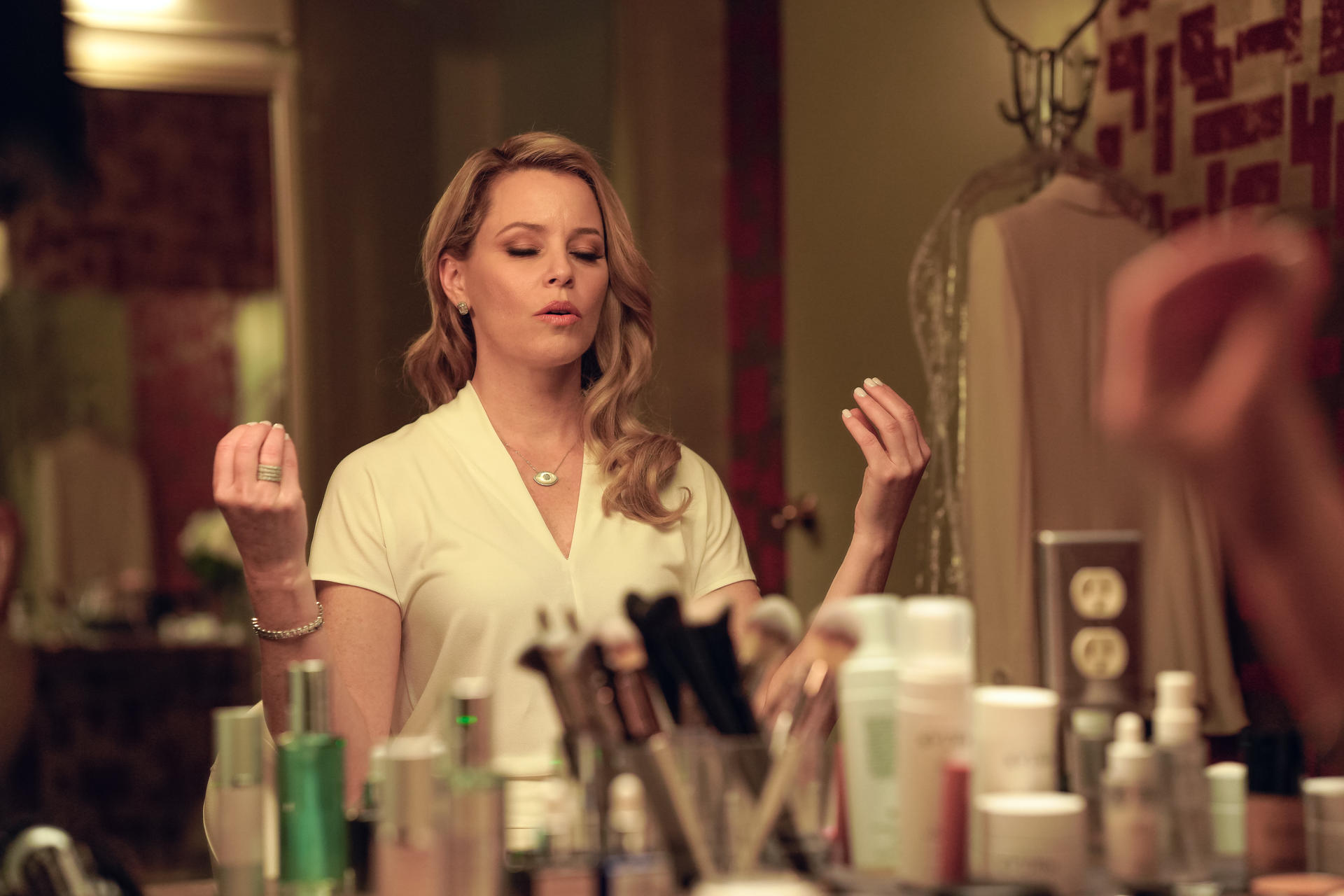 Fotografía sin fecha cedida por IFC Films donde aparece la actriz Elizabeth Banks durante un fragmento de la película 'Skincare'. EFE/ IFC Films /SOLO USO EDITORIAL/SOLO DISPONIBLE PARA ILUSTRAR LA NOTICIA QUE ACOMPAÑA (CRÉDITO OBLIGATORIO)