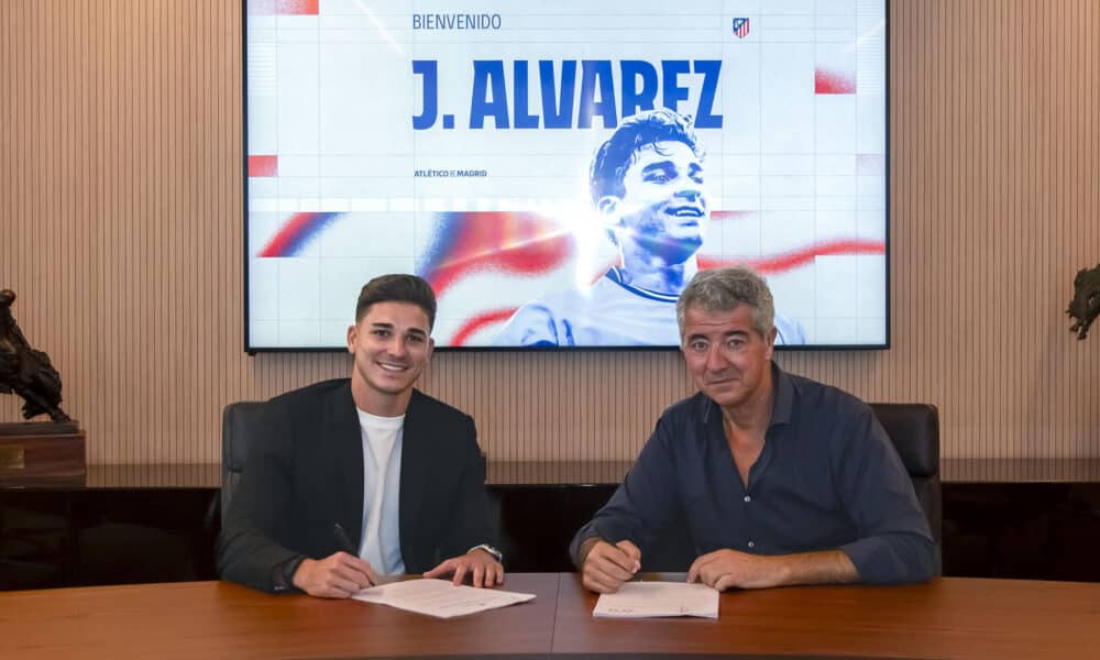 El delantero argentino Julián Álvarez (i) procedente del Manchester City junto al consejero delegado del Atlético de Madrid, Miguel Ángel Gil, durante la firma con su nuevo equipo, en el Civitas Metropolitano. .EFE/Atlético de Madrid