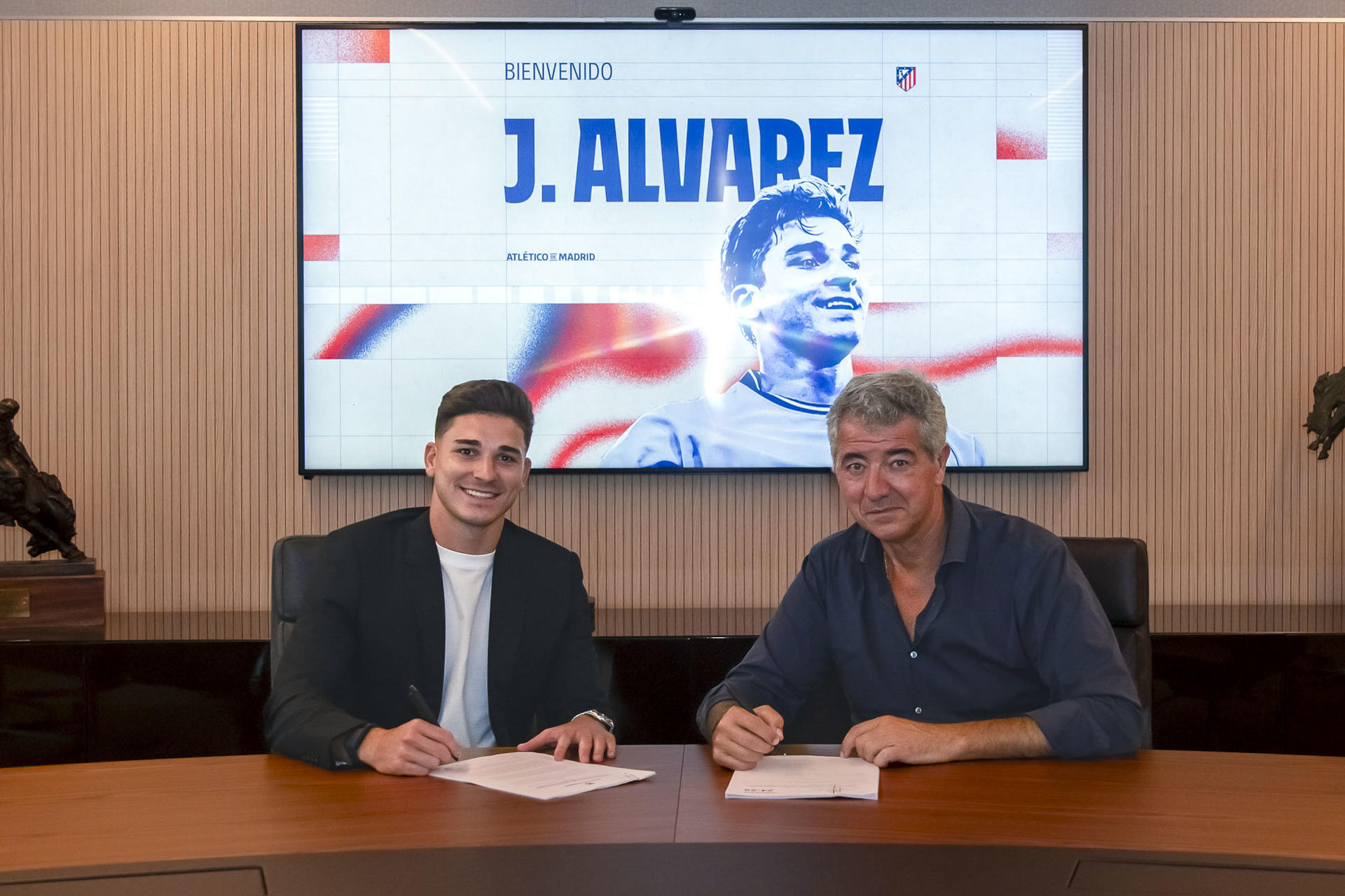 El delantero argentino Julián Álvarez (i) procedente del Manchester City junto al consejero delegado del Atlético de Madrid, Miguel Ángel Gil, durante la firma con su nuevo equipo, en el Civitas Metropolitano. .EFE/Atlético de Madrid