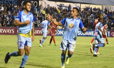 Fotografía de archivo en la que se registró una celebración de jugadores del club ecuatoriano de fútbol Macará, en el estadio Bellavista de la ciudad de Ambato (Ecuador). EFE/Paul Espinosa