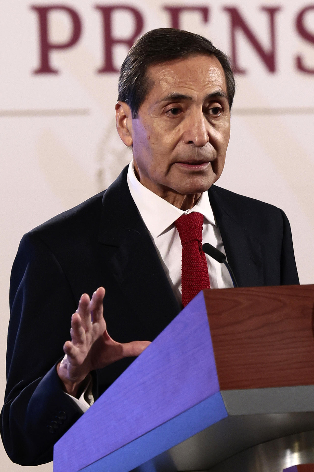 El secretario de Hacienda, Rogelio Ramírez de la O, participa en una conferencia de prensa en el Palacio Nacional de Ciudad de México (México). EFE/José Méndez