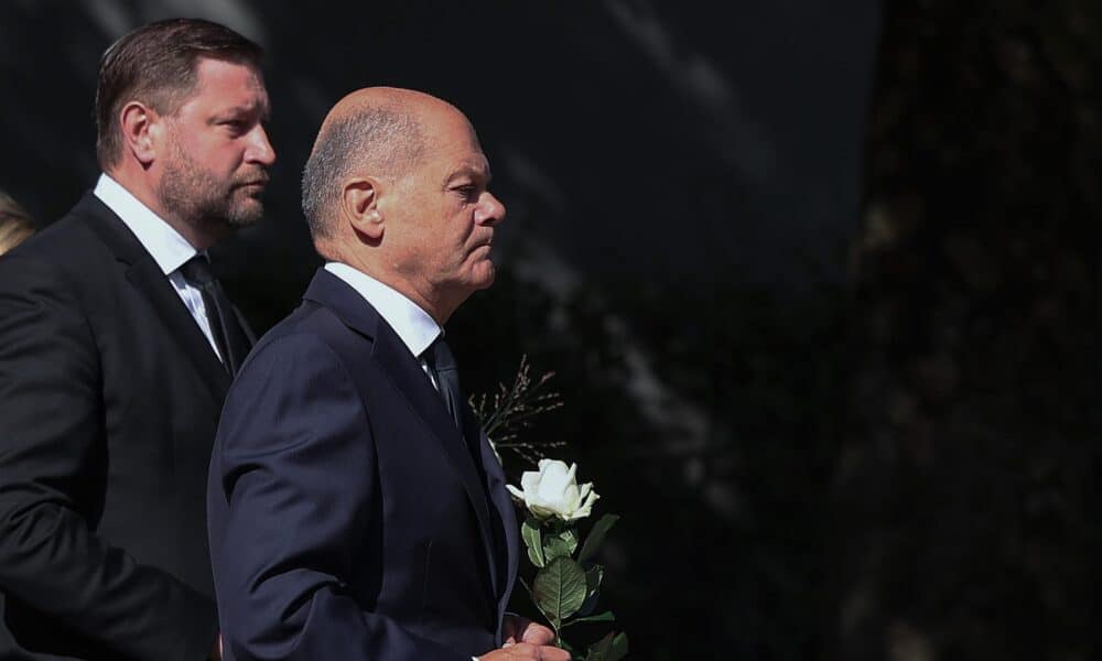 El canciller Olaf Scholz deposita flores en el lugar del atentado de Solingen. EFE/EPA/CHRISTOPHER NEUNDORF / POOL