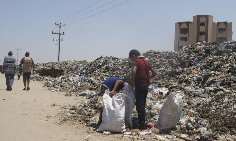 En la Franja de Gaza, donde la basura se acumula en enormes vertederos junto a los campamentos de tiendas de campaña y comprar un bote de champú cuesta hasta 40 dólares, las dificultades para mantener una mínima higiene están provocando problemas de salud, como dermatitis, hongos o alergias. EFE