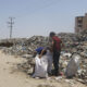 En la Franja de Gaza, donde la basura se acumula en enormes vertederos junto a los campamentos de tiendas de campaña y comprar un bote de champú cuesta hasta 40 dólares, las dificultades para mantener una mínima higiene están provocando problemas de salud, como dermatitis, hongos o alergias. EFE