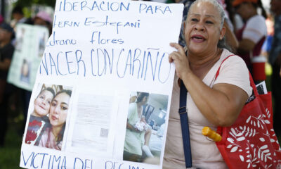 Una mujer sostiene un cartel durante una manifestación por las personas detenidas bajo el régimen de excepción, este viernes 16 de agosto de 2024 en San Salvador (El Salvador).EFE/ Rodrigo Sura